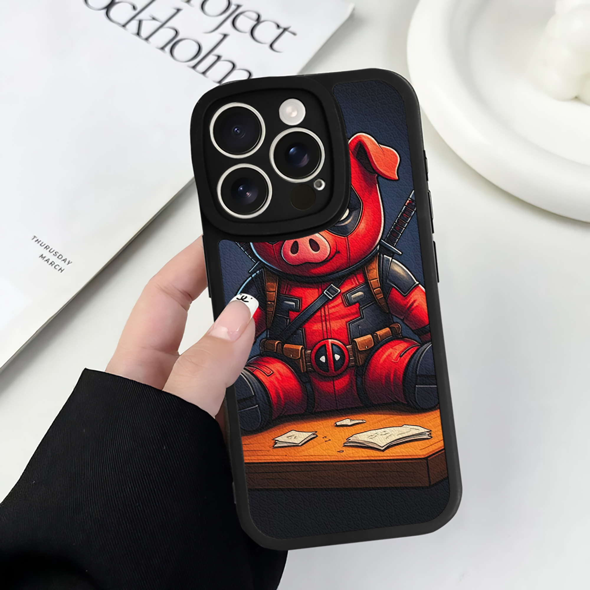 （画像用） Deadpool デッドプール 【iPhone 16シリーズ対応】シリコンスマホケース（レザー調） 材質：シリコン